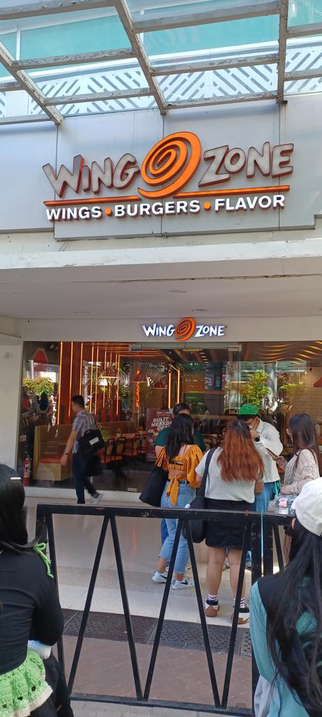 Laureeeeno's tweet photo. I'm here sa tapat ng wingzone. Please approach mahiyain ako HAHAHAHA https://t.co/oM96j9l0yE