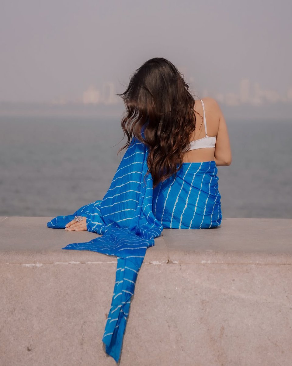 घेरे हुए कश्ती को है तूफ़ाँ भी भँवर भी...

हासिल है मुझे घर भी यहाँ लुत्फ़-ए-सफ़र भी...