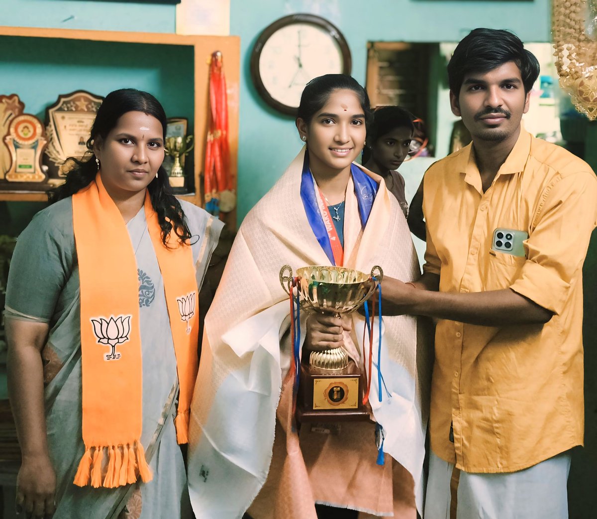 anbuselvan_Bjp's tweet photo. அரியலூர் மாவட்டம்,
 ஆண்டிமடம் கிழக்கு ஒன்றியம் 
முன்னாள் ஒன்றிய துணை தலைவர்
 P.ஜெயபால் 
அவர்களின் மகள் குத்துச்சண்டை போட்டியில் வீராங்கனை 
J.அக்க்ஷயா அவர்கள் 
#தமிழ்நாடு அளவிள் மூன்று இடத்திலும்,

#இந்திய அளவில் இரண்டு இடத்திலும்,

#உலக அளவில் ஒரு இடத்திலும் பதக்கங்களை வென்றெடுத்த சகோதரி அவர்களுக்கு அரியலூர் மாவட்ட பாரதிய ஜனதா கட்சியின் சார்பாக சந்தித்து வாழ்த்துக்களை தெரிவித்தோம்.
@narendramodi
@annamalai_k 
@KaruppuMBJP 
@asuvathaman