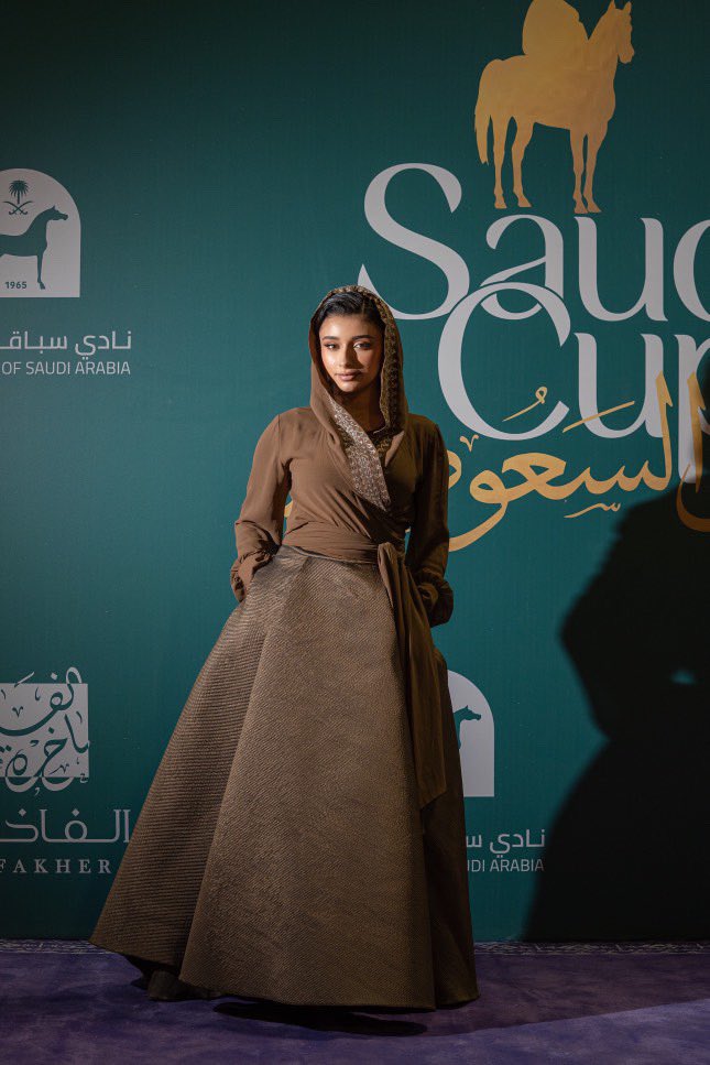 fashionclub_sa's tweet photo. إطلالة حصة السديس في بطولة #كأس_الخيل 🏆🐎

من المصممة (اسما العبيد) 
مستوحى من ثوب النشل ويعتبر من اقدم الازياء في المنطقه الشرقيه و نجد وهو من اشهر و ارقى القطع التي كانت النساء ترتديها في المناسبات و الاعياد✨ 

#كأس_الخيل #كأس_السعودية 
#إطلالات_المشاهير #تصاميم https://t.co/xlj8bTn3P2