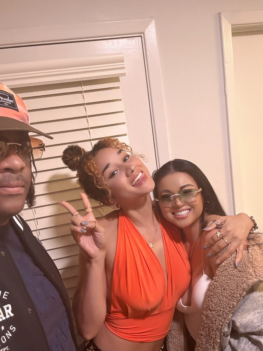 Tapped in so tune in 💫

New music on the way