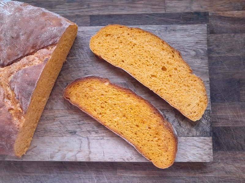 wotchers's tweet photo. #TodayInMyKitchen Inside Carrot Bread.
Untoasted (top) & toasted (bottom).
Glorious colour, great chew, surprisingly indifferent to toasting, but fantastic flavour & crunch. π
Blog post to follow soon. https://t.co/2yzABc4oTg