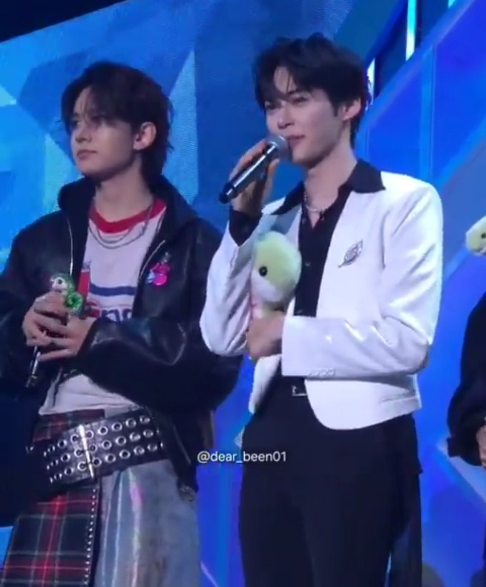 shbmeow's tweet photo. this is fcking for meeeeeee 😭😭😭

 LEE HEESEUNG AND SUNG HANBIN 😭😭 https://t.co/DEM7NxG59w