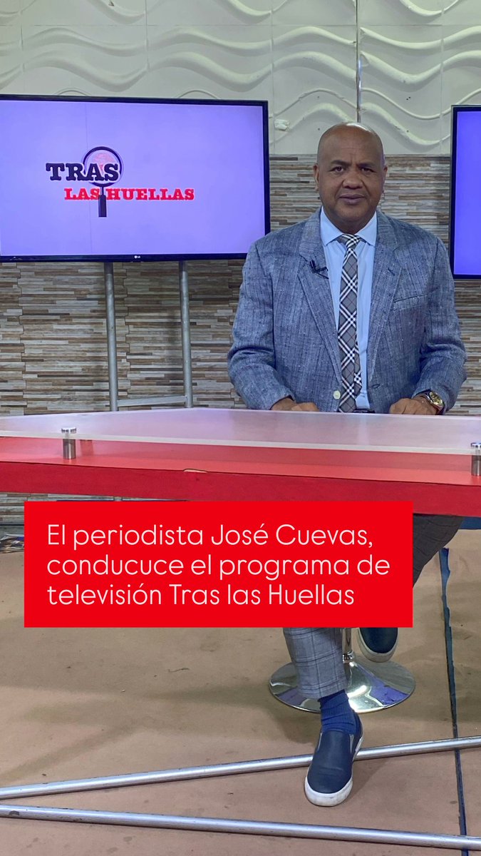 JoseCuevas02's tweet photo. El periodista José Cuevas, mientras conducuce el programa de televisión Tras las Huellas https://t.co/wtnw4ZRl12