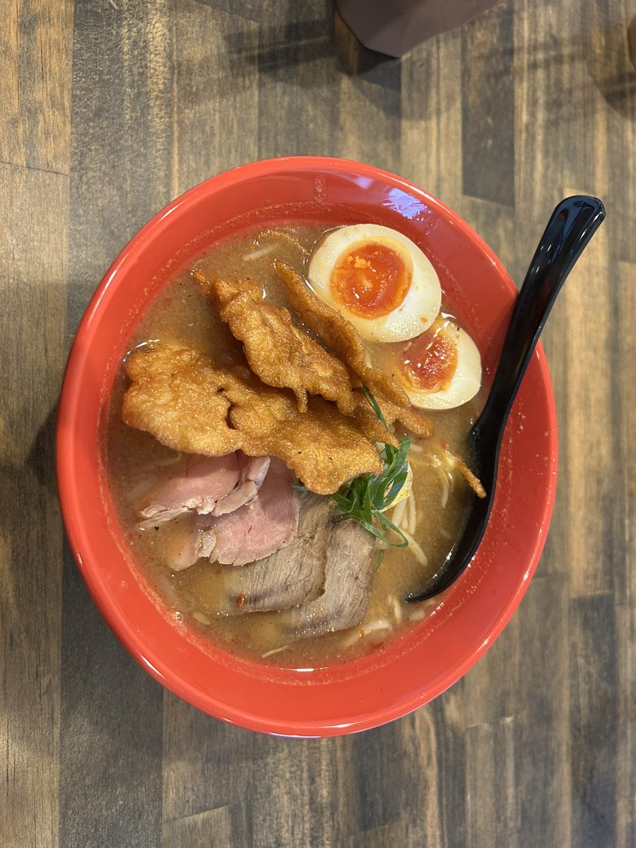3blue_jupiter's tweet photo. #群馬のラーメン #渋川のラーメン ＃六紋銭エッセンス 渋川の名店 六紋銭エッセンスさんで #肉盛辛味噌ラーメン訳玉付き 頂きました 群馬は風花舞う寒い日でしたが温まりました 美味しかった https://t.co/lXGSmA6YZk