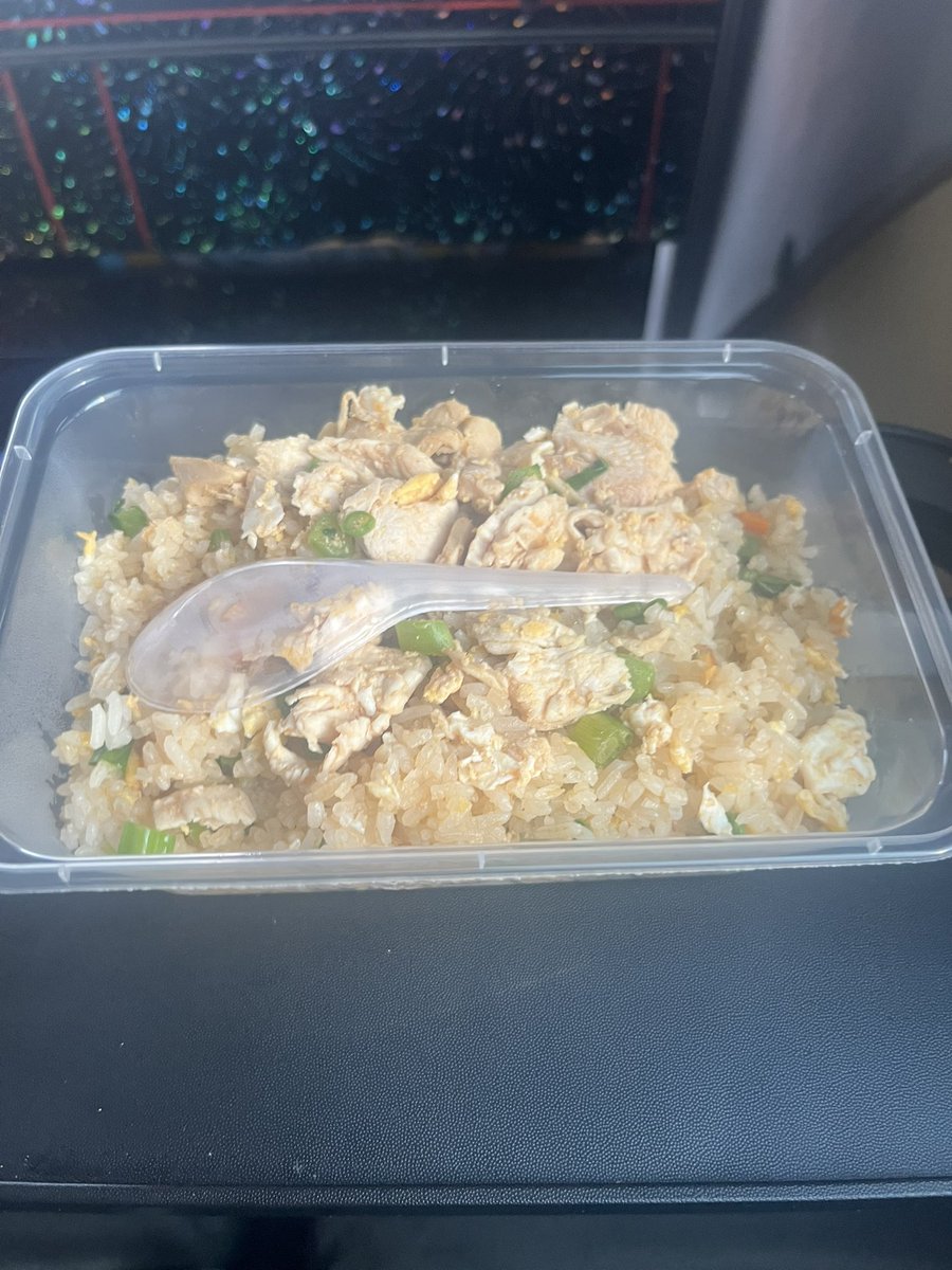 1492apples's tweet photo. VET AIR BUS にてシェムリアップから首都プノンペンへ約6時間のバス移動。

広々シート、コンセント、食事付きで約2,500円はコスパよき。

出発直後にジュースとデニッシュ、���発2時間後に炒飯orサンドイッチorパスタの提供あり。 https://t.co/CzrjgHykbA