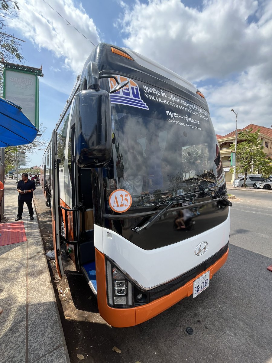 1492apples's tweet photo. VET AIR BUS にてシェムリアップから首都プノンペンへ約6時間のバス移動。

広々シート、コンセント、食事付きで約2,500円はコスパよき。

出発直後にジュースとデニッシュ、���発2時間後に炒飯orサンドイッチorパスタの提供あり。 https://t.co/CzrjgHykbA