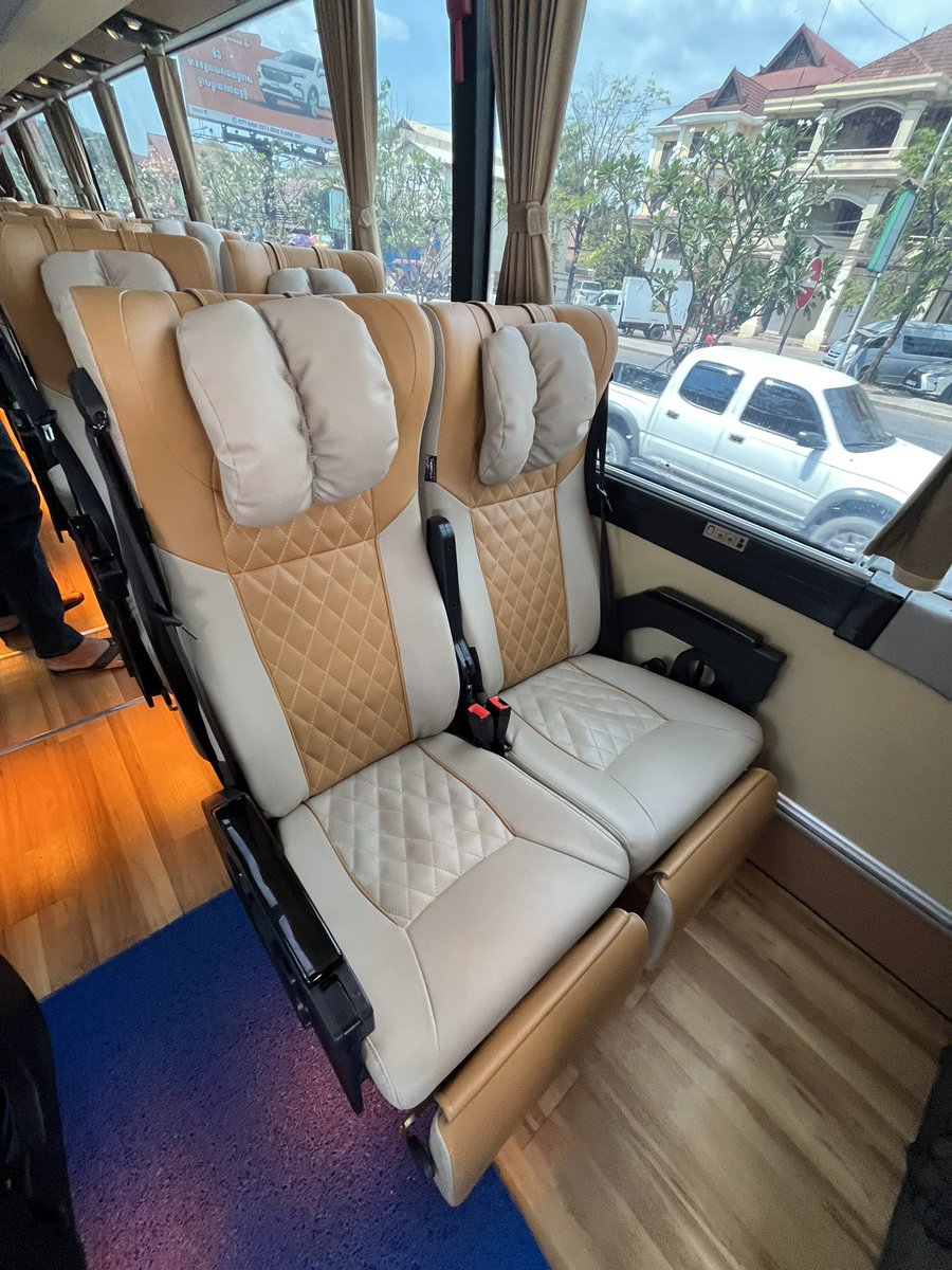 1492apples's tweet photo. VET AIR BUS にてシェムリアップから首都プノンペンへ約6時間のバス移動。

広々シート、コンセント、食事付きで約2,500円はコスパよき。

出発直後にジュースとデニッシュ、���発2時間後に炒飯orサンドイッチorパスタの提供あり。 https://t.co/CzrjgHykbA