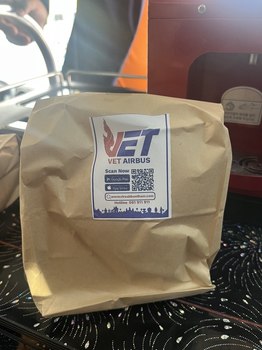 1492apples's tweet photo. VET AIR BUS にてシェムリアップから首都プノンペンへ約6時間のバス移動。

広々シート、コンセント、食事付きで約2,500円はコスパよき。

出発直後にジュースとデニッシュ、���発2時間後に炒飯orサンドイッチorパスタの提供あり。 https://t.co/CzrjgHykbA