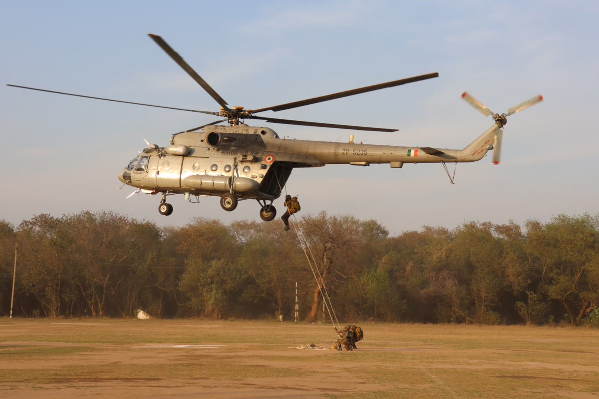VajraCorps_IA's tweet photo. #JointOperations

#VajraADGunners & the Indian Air Force rehearse rapid induction of AD Small Teams for Special Operations in hostile terrain. 
#SynergyAndIntegration for optimal combat effectiveness. 
#StrongAndCapable #OnPathToTransformation #VajraCorps #SHBO

@adgpi @westerncomd_IA @pro_defence @prodefencechan1