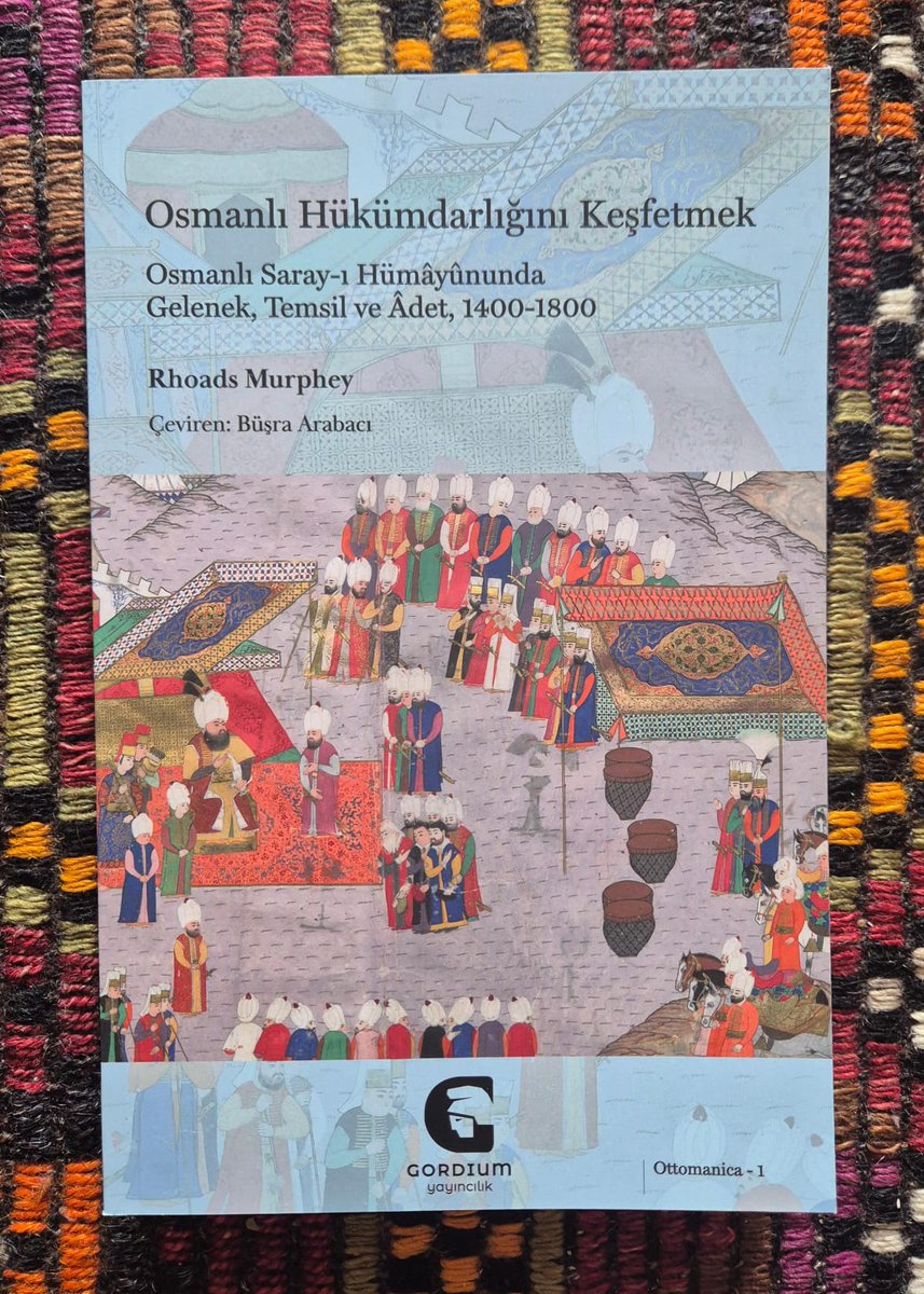 Günümüzün en önemli Osmanlı tarihçilerinden Rhoads Murphey'nin kaleme aldığı ve Büşra Arabacı'nın muazzam bir özen ve titizlikle çevirdiği "Osmanlı Hükümdarlığını Keşfetmek: Osmanlı Saray-ı Hümayununda Gelenek, Temsil ve Adet, 1400-1800" sonunda okurlarla buluşmaya hazır!