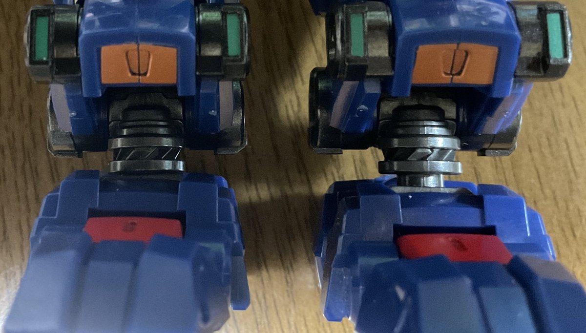 sion555's tweet photo. X-1の足首しっかりハマっとらん個体に当たった
触って左右で違和感あったから確認したけど
似た現象になった人は見てみるといい
『足裏のビス外して押し込むだけで直せる』
このまま遊んでたら破損しかねないので
壊す前に自分の確認だけしときー
ワシはモリッとネジ山壊すとこだった
#ダイアクロン https://t.co/h0XyoYsMYs