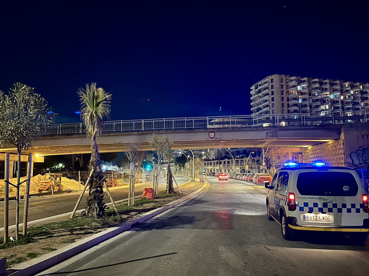PoliciAPB_SPPLB's tweet image. 📸 última noche del Puente de Paraires 🌉 💥

Debido a la obra 🏗️ del Paseo Marítimo se ha producido una reordenación del tráfico en los accesos/salida del Muelle, precaución ⚠️ con las nuevas indicaciones y semáforos 🚦