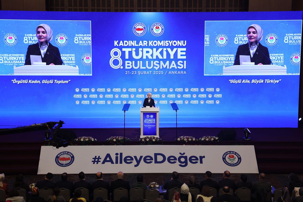 _aliyalcin_'s tweet photo. •Hakkı haykırmaktan korkmayan, 
•Aşkınan koşan, cesaretle öne atılan,
•28 Şubat’ta zulme karşı direnen,
haksızlığa boyun eğmeyen, 
•15 Temmuz’da hainlere geçit vermeyen yiğit kadınlar bir arada.
 
Onurla direnenler, cesur yürekler Ankara’da buluştu.

Sadece kadınlar yok, geleceği inşa eden mimarlar var!
Sadece emekçiler yok, emeği taçlandıran kahramanlar var!
Sadece anneler yok, merhameti omuzlayan liderler var!
 
•Salonda umut var, güç var, kararlılık var!
•Salonda cesaret var, emek var, inanç var!
•Salonda, geleceği değiştirecek Sendikacı Kadınlar var!

Eğitim-Bir-Sen’in lider kadınları, fedakar dava arkadaşlarımız var.

İyi ki Eğitim-Bir-Sen var
İyi ki Memur-Sen var

#AileyeDeğer