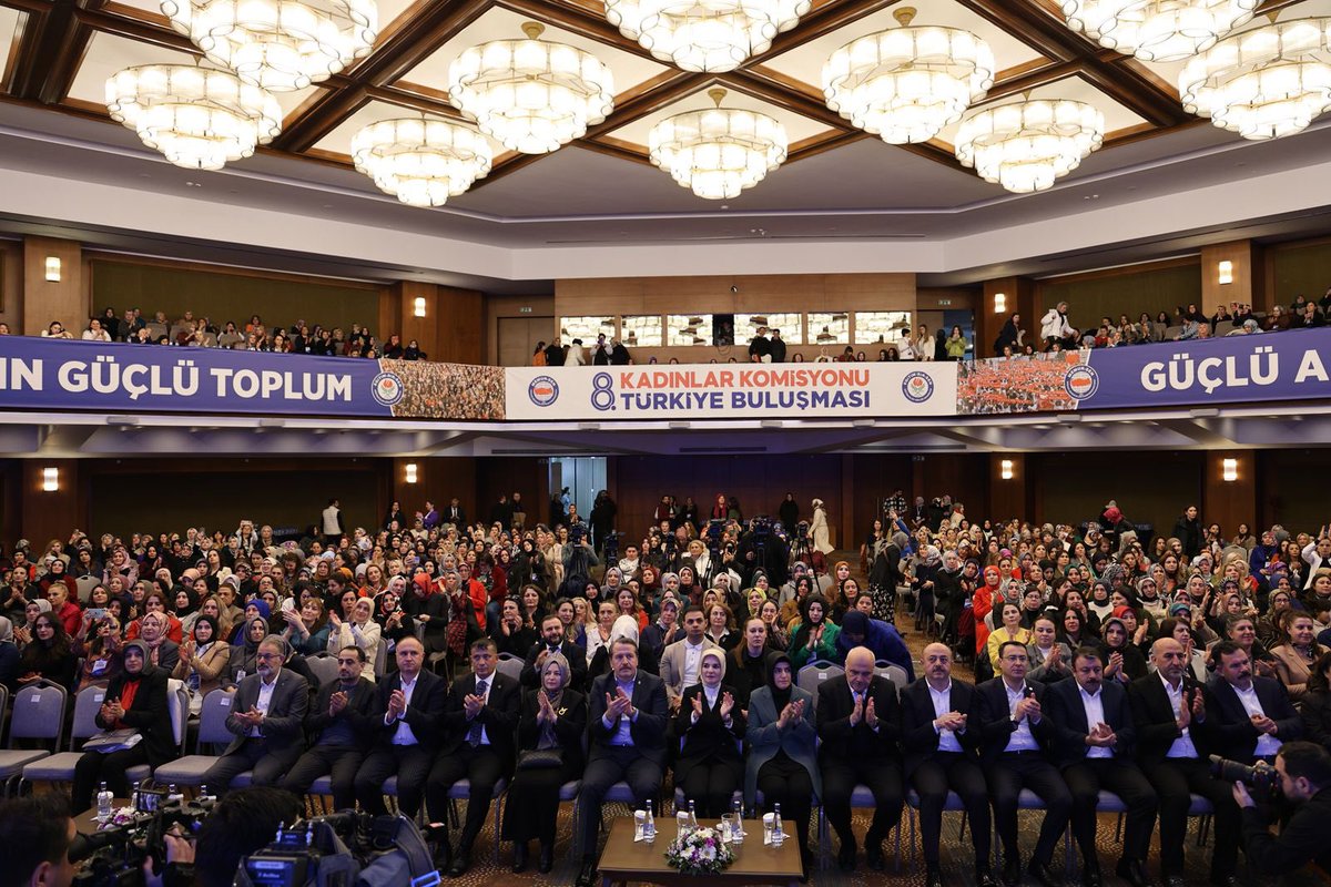 _aliyalcin_'s tweet photo. •Hakkı haykırmaktan korkmayan, 
•Aşkınan koşan, cesaretle öne atılan,
•28 Şubat’ta zulme karşı direnen,
haksızlığa boyun eğmeyen, 
•15 Temmuz’da hainlere geçit vermeyen yiğit kadınlar bir arada.
 
Onurla direnenler, cesur yürekler Ankara’da buluştu.

Sadece kadınlar yok, geleceği inşa eden mimarlar var!
Sadece emekçiler yok, emeği taçlandıran kahramanlar var!
Sadece anneler yok, merhameti omuzlayan liderler var!
 
•Salonda umut var, güç var, kararlılık var!
•Salonda cesaret var, emek var, inanç var!
•Salonda, geleceği değiştirecek Sendikacı Kadınlar var!

Eğitim-Bir-Sen’in lider kadınları, fedakar dava arkadaşlarımız var.

İyi ki Eğitim-Bir-Sen var
İyi ki Memur-Sen var

#AileyeDeğer