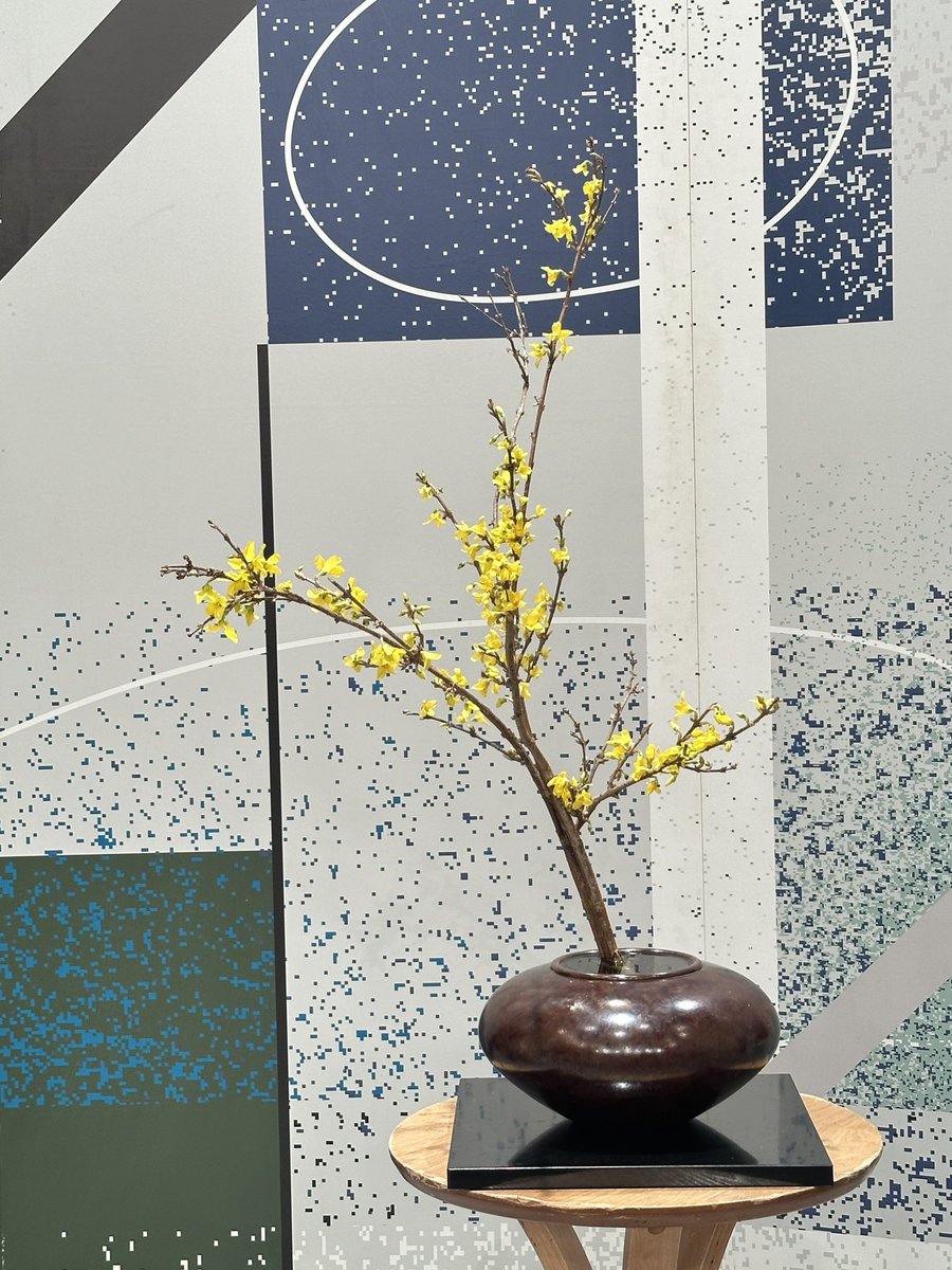 NHK短歌
2/23(日)放送 -装花-

明日も6:00〜短歌担当です
テーマは「ありがとう/うれしいです」
そろそろ一年間の装花の終わりが見えてきました。
最後までお愉しみいただけたら幸いです！

花生けて笑み顔開き幸せの華咲かせるは花の道かな #短歌

再放送 : 2/27 14:10〜
#生け花  #NHK俳句 #NHK短歌