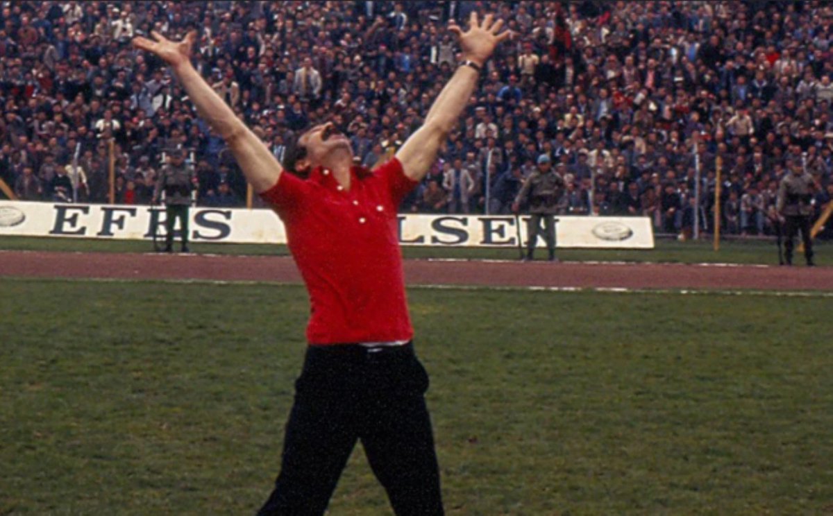 Bir efsane daha aramızdan ayrıldı...

Türk futbolunun ilk amigosu, Eskişehirspor'un efsanevi ismi "Amigo Orhan" lakaplı Orhan Erpek, 87 yaşında yaşamını yitirdi.

Amigo Orhan yalnızca Eskişehirspor'un değil, Türkiye'deki diğer takımlarda da tribün kültürü oluşmasını sağlayan en