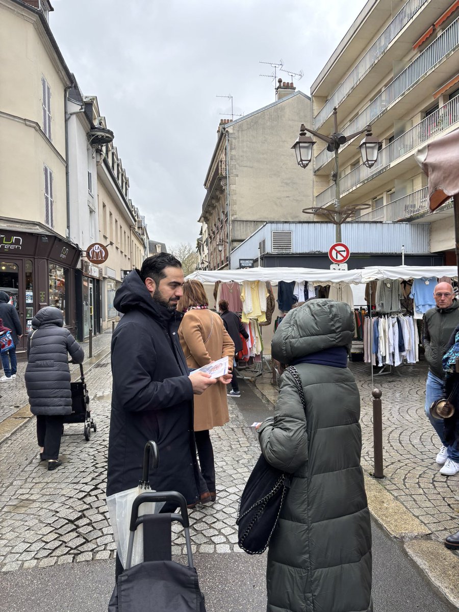 Les <a href="/HorizonsJeunes/">Horizons Jeunes</a> des Yvelines sur le terrain ce matin à Mantes-la-Jolie avec <a href="/raphaelcognet/">Raphaël COGNET</a> et <a href="/ReberKubilay/">Reber KUBILAY</a> 🔵⚪️

À Mantes-la-Jolie comme partout dans le département <a href="/HorizonsLeParti/">Horizons</a> poursuit son implantation locale 🌊