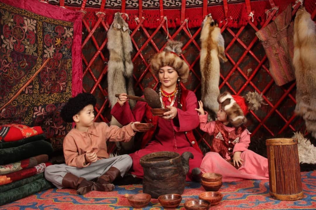 “Kızınla yurt kurasın, oğlunla ordu olasın”.