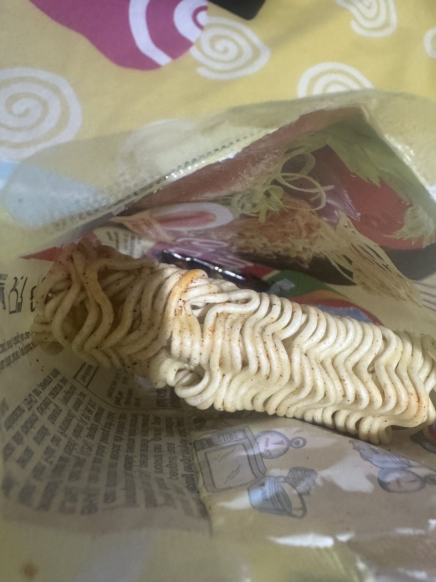 callmetrow's tweet photo. Lagi pengen indomie, baru buka bungkusnya, malah bumbu cabainya kecampur duluan dong didalem bungkusnya😅 gimana nih min @Indomielovers https://t.co/NE0RZTNOfW