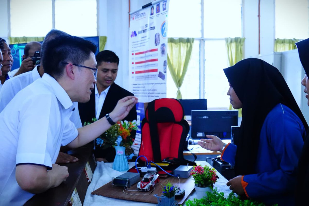 Pada Jumaat, Timbalan Menteri Pendidikan, YB Wong Kah Woh telah membuat lawatan turun padang ke Kolej Vokasional (KV) Taiping, Perak sekaligus menyempurnakan Program Edaran Topi Keledar di kolej tersebut.