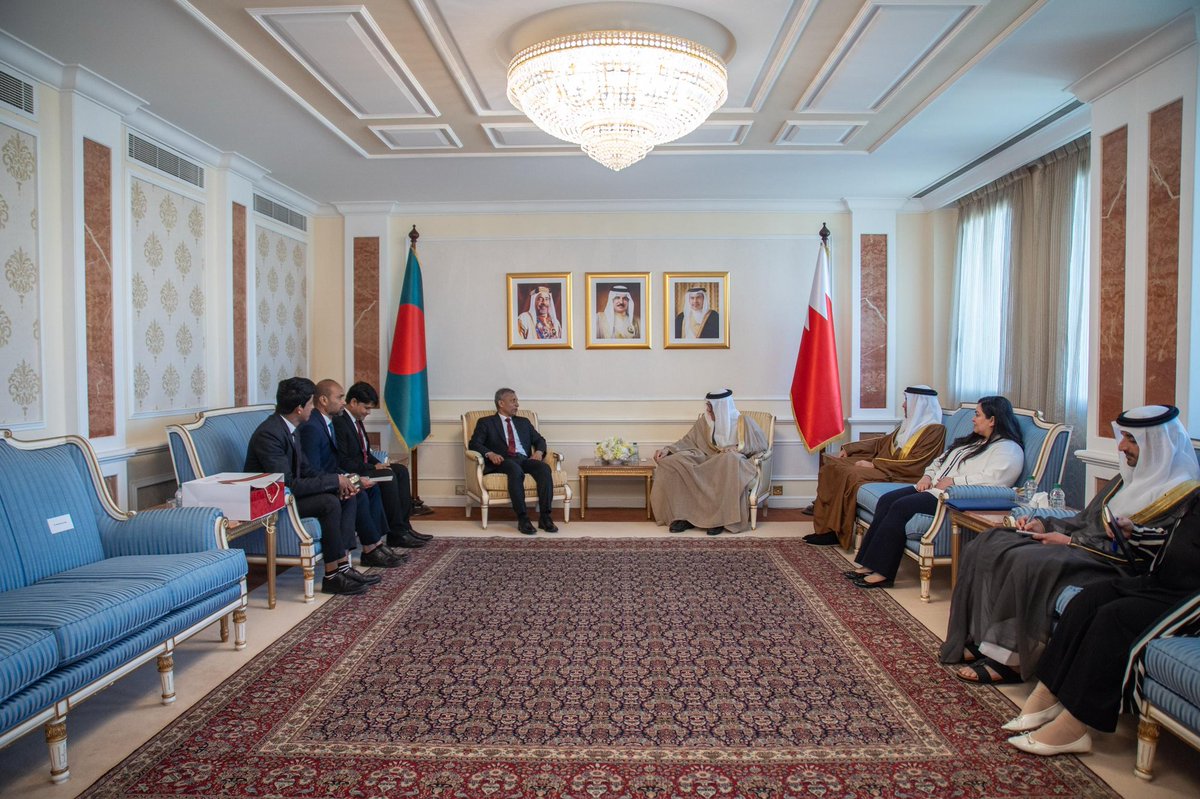 bahdiplomatic's tweet image. وزير الخارجية يتسلم نسخة من أوراق اعتماد سفير جمهورية بنغلاديش الشعبية المعين لدى مملكة البحرين

bit.ly/414ZxRI