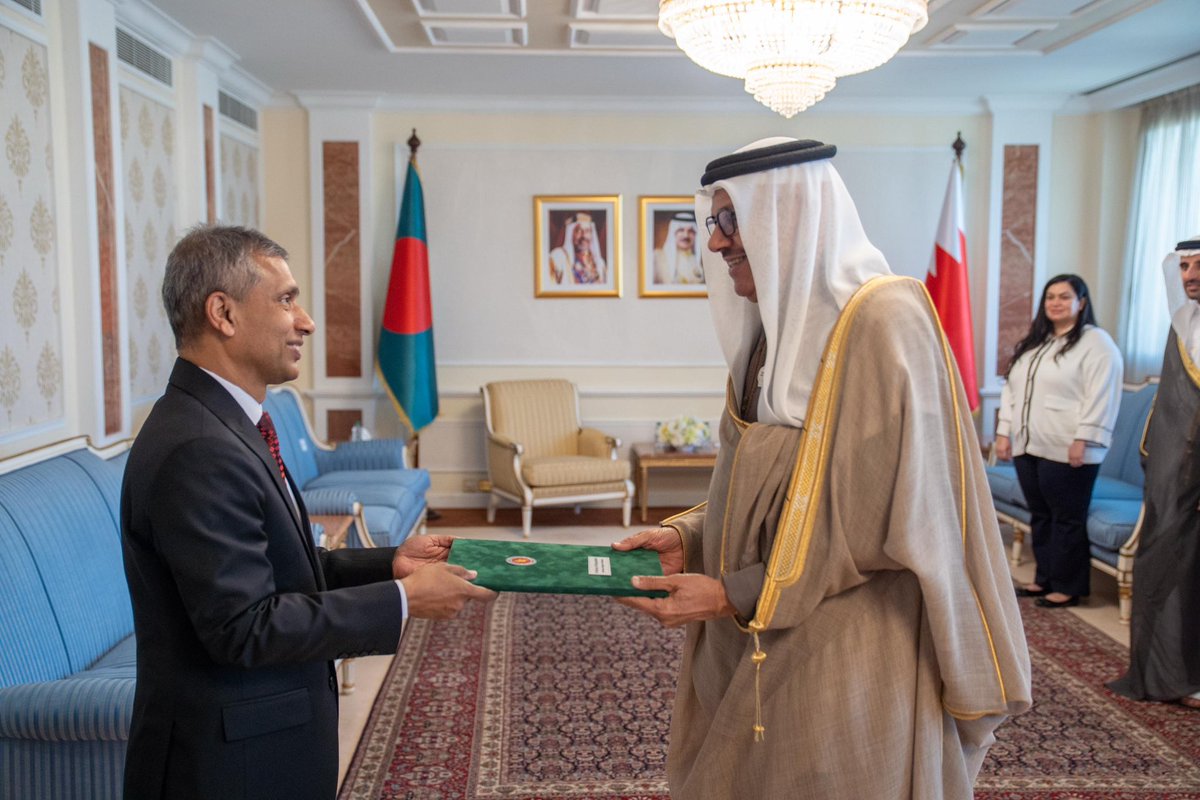 bahdiplomatic's tweet image. وزير الخارجية يتسلم نسخة من أوراق اعتماد سفير جمهورية بنغلاديش الشعبية المعين لدى مملكة البحرين

bit.ly/414ZxRI