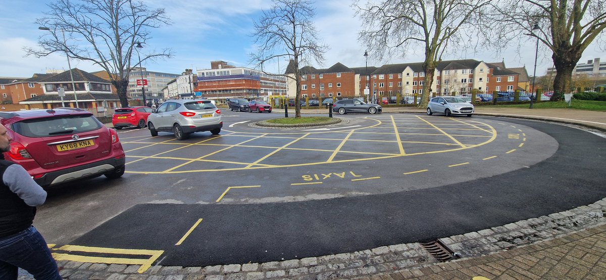 Pindomin's tweet photo. Ministry of crap design , loads of taxi space for zero taxis meanwhile 8+ cars can't drop off as only 4 spaces, #Aldershotstation #rushmoorcouncil. Cabs too expensive and buses don't run to the station so people don't have a choice but to drop off. https://t.co/xXIPt6gMnm