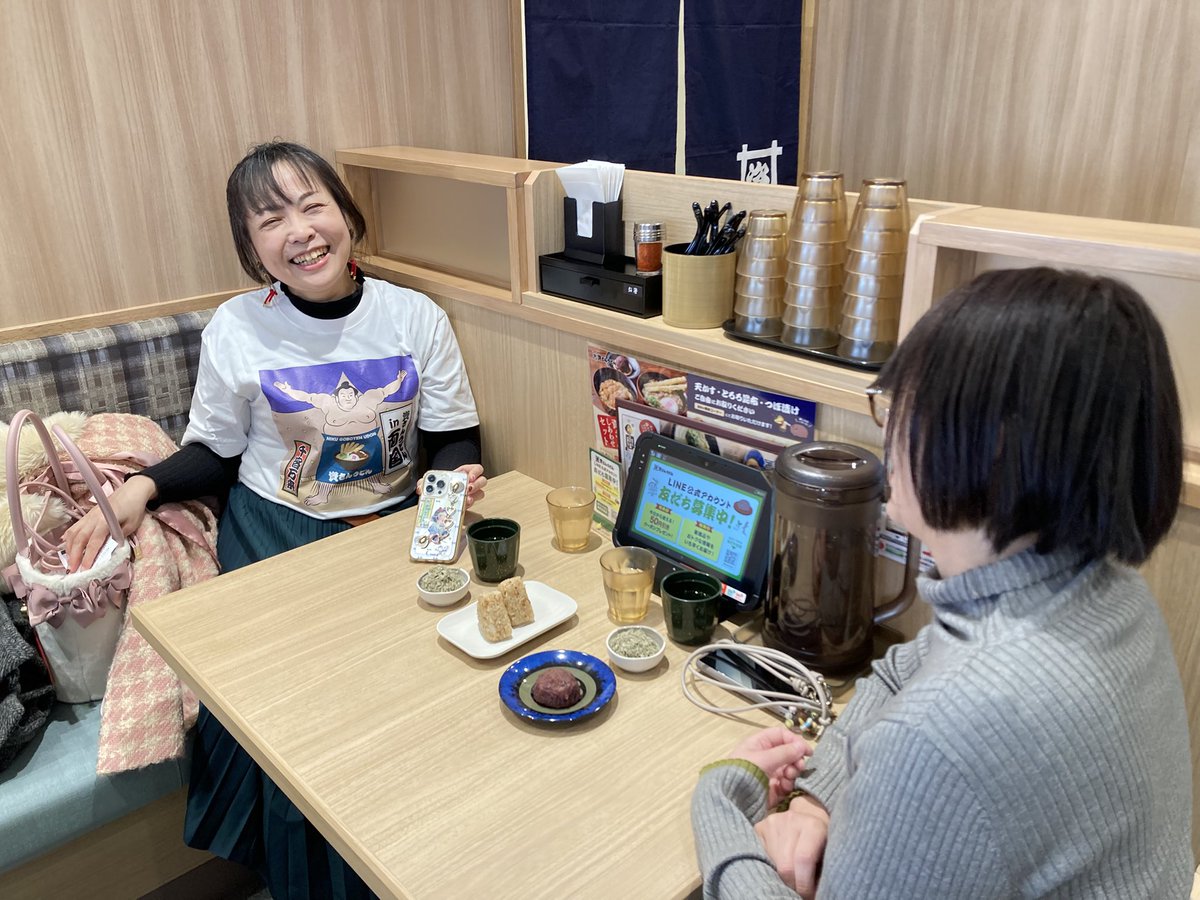 suke_jokyo48's tweet photo. 本日の #資さんうどん 両国店の特別お披露目会、無事終了いたしました！

両国Tシャツを着て来てくださった方もたくさんいらっしゃり、お食事を召し上がるみなさんの笑顔を見て、幸せをいただきました⭐️

お寒いなかお越しいただき、ありがとうございました！

#資さん上京 https://t.co/phUxkvdmgy