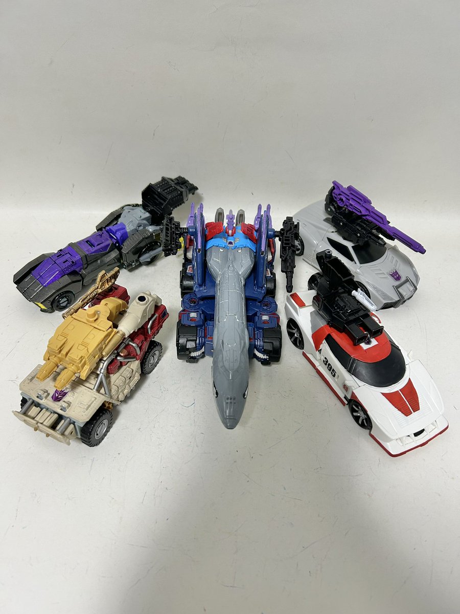 傭兵部隊の合体兵士を作ってみました！

ダブルディーラー、エグゾースト、デトライタス、バグバイト、ナイトバードが合体！

名付けてキングディーラー！

#トランスフォーマー
#transformers
#カスタムTF
#リペフォ