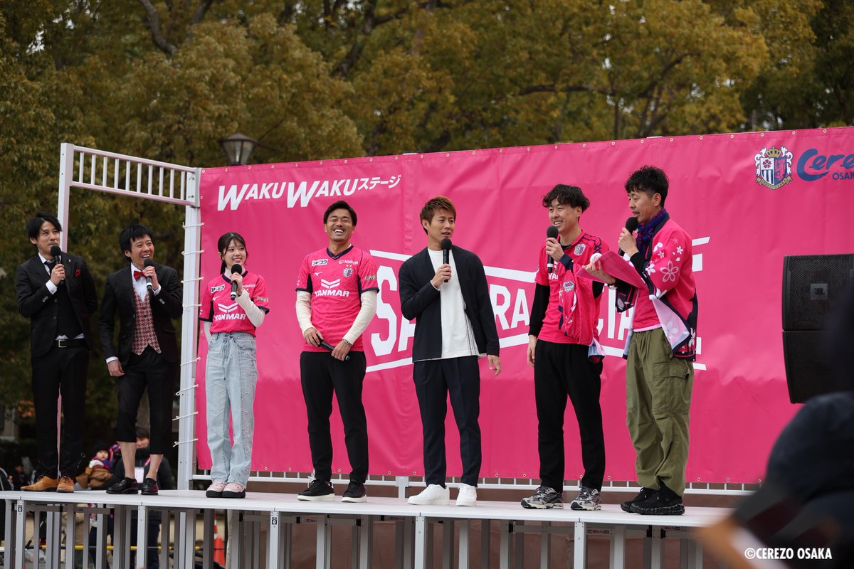 crz_official's tweet photo. 本日の試合には、セレッソ大阪OBの #柿谷曜一朗 さんがご来場 🌸

試合前には選手から記念ユニフォームの贈呈を行いました✨

イベントでは、#丸橋祐介アンバサダー とともに、WAKUWAKUステージへのご出演など、ホーム開幕戦を盛り上げていただきました。

ご来場ありがとうございました！

@yoichiro0103
#セレッソ大阪
#ヤンマー
#FootballisOurEngine
