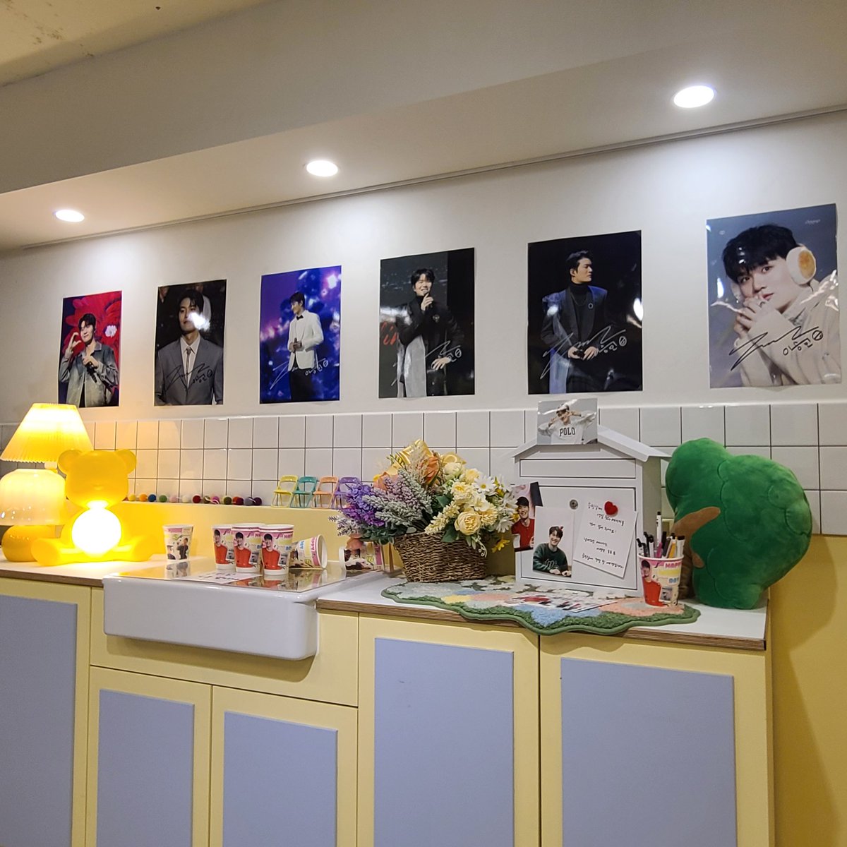 pearljj204's tweet photo. 오늘 일정이 여차저차 되어서 퇴근하고 도둑괭이처럼 몰래 와서 찬찬히 보고 갔어요! 😊
풍성하게 많이 챙겨주셔서 감사했습니다 👍
#HAPPY_WINMIN_DAY
#크레즐_승리요정_승민아_생일축하해
#CREZL #크레즐 #이승민 https://t.co/yOWFY082IA