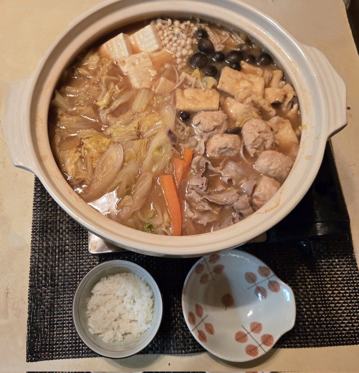 GKM64ZxXIWslBEj's tweet image. 今日のばんごはん

雪❄が、舞ったり
めちゃ、寒い夜

そんな日は…

味噌ちゃんこ鍋
しめは…
おうどん(๑•̀ㅁ•́ฅ✧

めしあがれ
お茶どうぞ〜(´ ｡•ω•｡)っ🍵~㌧
#おうちごはん
#味噌ちゃんこ