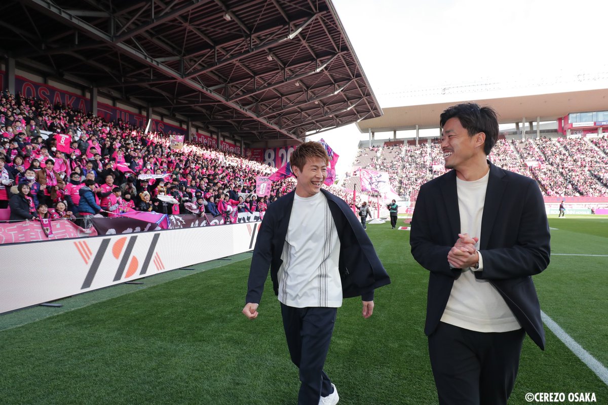 crz_official's tweet photo. 本日の試合には、セレッソ大阪OBの #柿谷曜一朗 さんがご来場 🌸

試合前には選手から記念ユニフォームの贈呈を行いました✨

イベントでは、#丸橋祐介アンバサダー とともに、WAKUWAKUステージへのご出演など、ホーム開幕戦を盛り上げていただきました。

ご来場ありがとうございました！

@yoichiro0103
#セレッソ大阪
#ヤンマー
#FootballisOurEngine