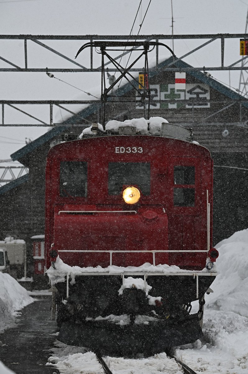 Ne_R3506's tweet photo. 弘南鉄道と津軽鉄道の機関車&amp;ラッセルの貸切に参加してきました。
DD352とキ100の組み合わせ、初めて見ましたが中々かっこいいですね。
雪の降る中の撮影会は頭が雪まみれになりましたが大変良いものでした。
主催の方及び対応してくださった鉄道会社の職員の皆様、ありがとうございました。 https://t.co/SdjeI5Vi9Y
