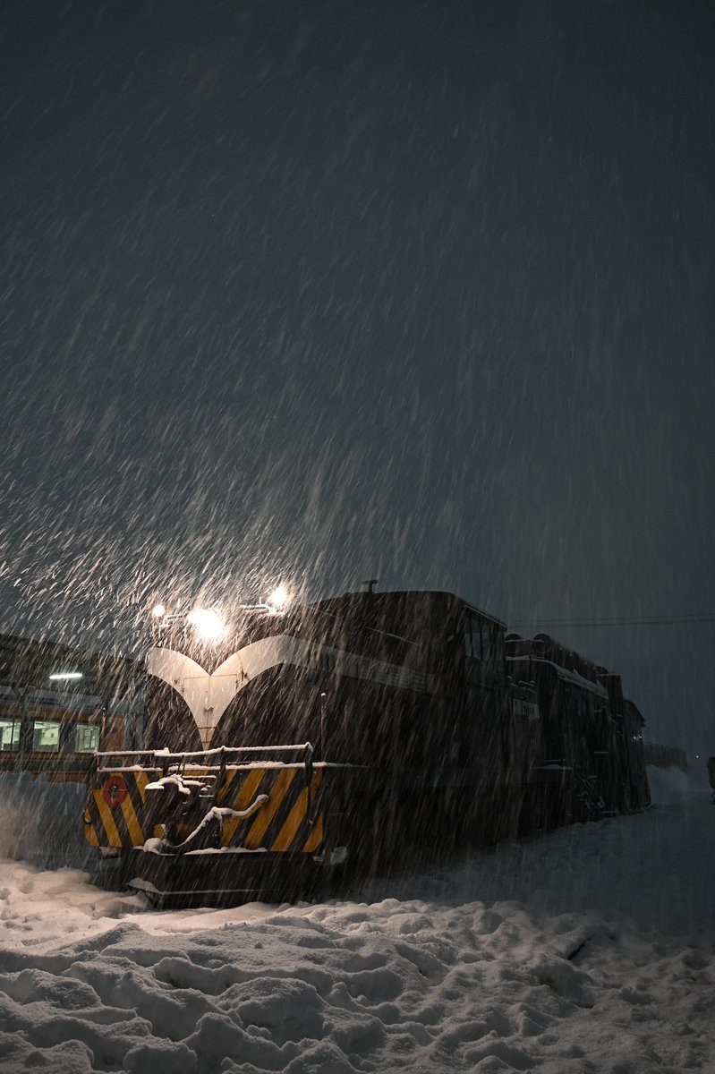 Ne_R3506's tweet photo. 弘南鉄道と津軽鉄道の機関車&amp;ラッセルの貸切に参加してきました。
DD352とキ100の組み合わせ、初めて見ましたが中々かっこいいですね。
雪の降る中の撮影会は頭が雪まみれになりましたが大変良いものでした。
主催の方及び対応してくださった鉄道会社の職員の皆様、ありがとうございました。 https://t.co/SdjeI5Vi9Y