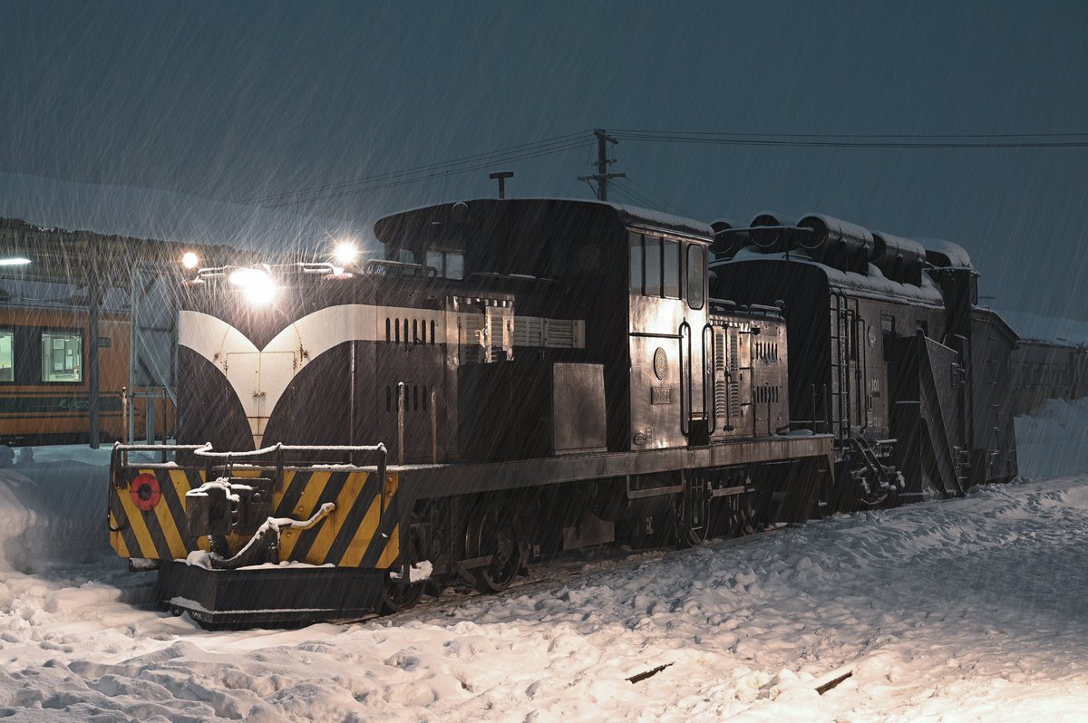 Ne_R3506's tweet photo. 弘南鉄道と津軽鉄道の機関車&amp;ラッセルの貸切に参加してきました。
DD352とキ100の組み合わせ、初めて見ましたが中々かっこいいですね。
雪の降る中の撮影会は頭が雪まみれになりましたが大変良いものでした。
主催の方及び対応してくださった鉄道会社の職員の皆様、ありがとうございました。 https://t.co/SdjeI5Vi9Y