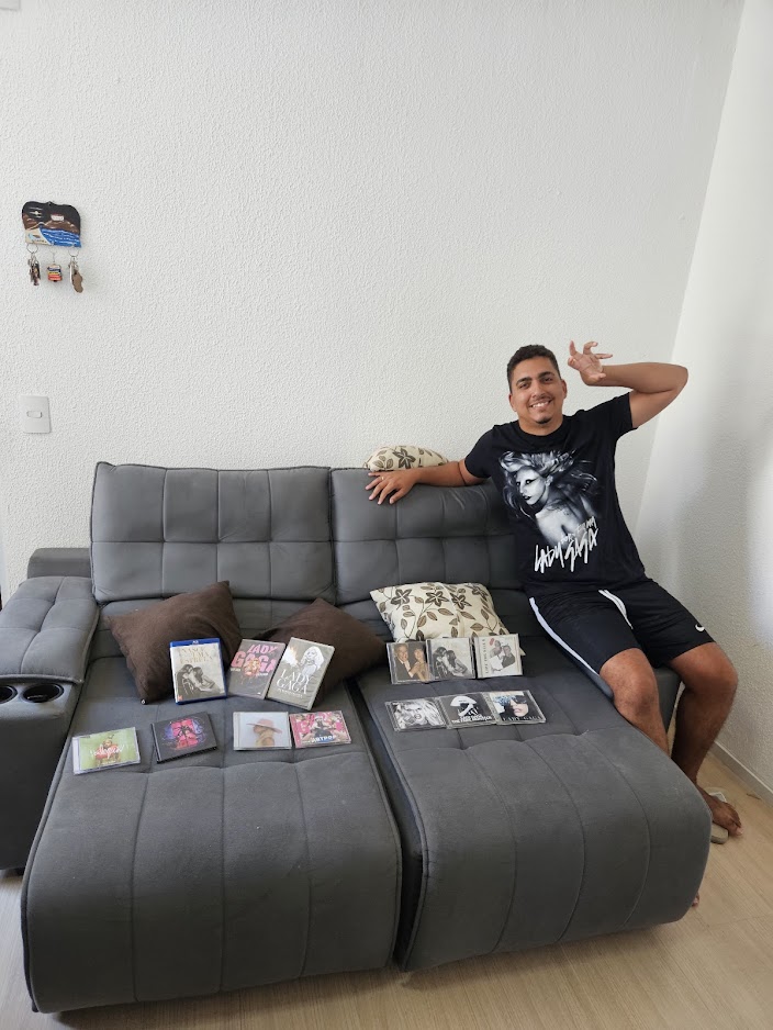 dieguitto100's tweet photo. Oi, @santander_br! Me chamo Diego, tenho 29 anos e sou do RJ. Sou Little Monster tem 16 anos. Meu sonho é poder ver a Mother de pertinho, quase consegui em 2017, mas infelizmente, não foi possível. Gaga sempre foi importante pra mim. Vou contar um pouco da minha história.+ https://t.co/PUocPfZf47