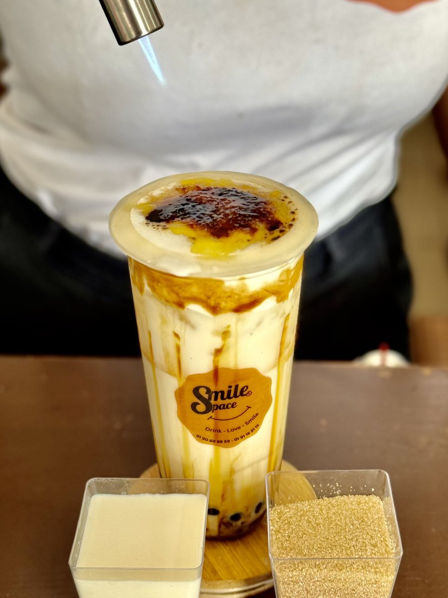 Smile_space229's tweet photo. Le Brown Sugar Bubble Tea, c’est une boisson ultra gourmande avec du lait, du sucre brun bien caramélisé et des perles de tapioca moelleuses. Chez Smile Space, on le flambe pour encore plus de saveur ! 🔥🥤

📍 Saint Michel – Mairie du 7ᵉ 📞 +229 90 60 59 59 https://t.co/CXW8Va5Dnr