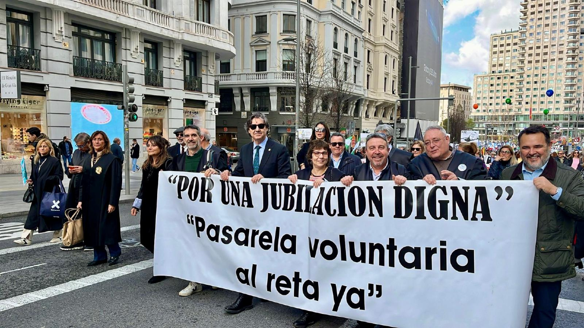 ICAV_abogacia's tweet photo. ❗️🔊El #ICAV se moviliza hoy en Madrid junto a los compañeros/as afectados para reclamar la Pasarela al RETA.

🗣️La abogacía sigue luchando por unas condiciones justas para la profesión. https://t.co/fAPFv8Kaui