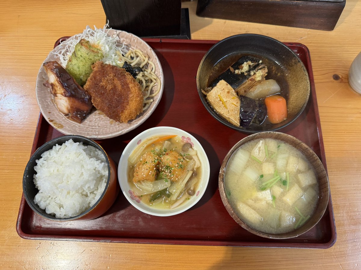 kemoolpotore's tweet photo. 水戸ランチ、整骨院の親父さんに勧められて、元白銀なが坂
日替わり定食900円とお弁当700円の二択のみ！
定食は食べきれないくらい多いと聞いてましたが完食、野菜と肉が揚げたり焼いたり煮込んだりで凄く良き！また来るコレは https://t.co/A1jF2ZbZf1