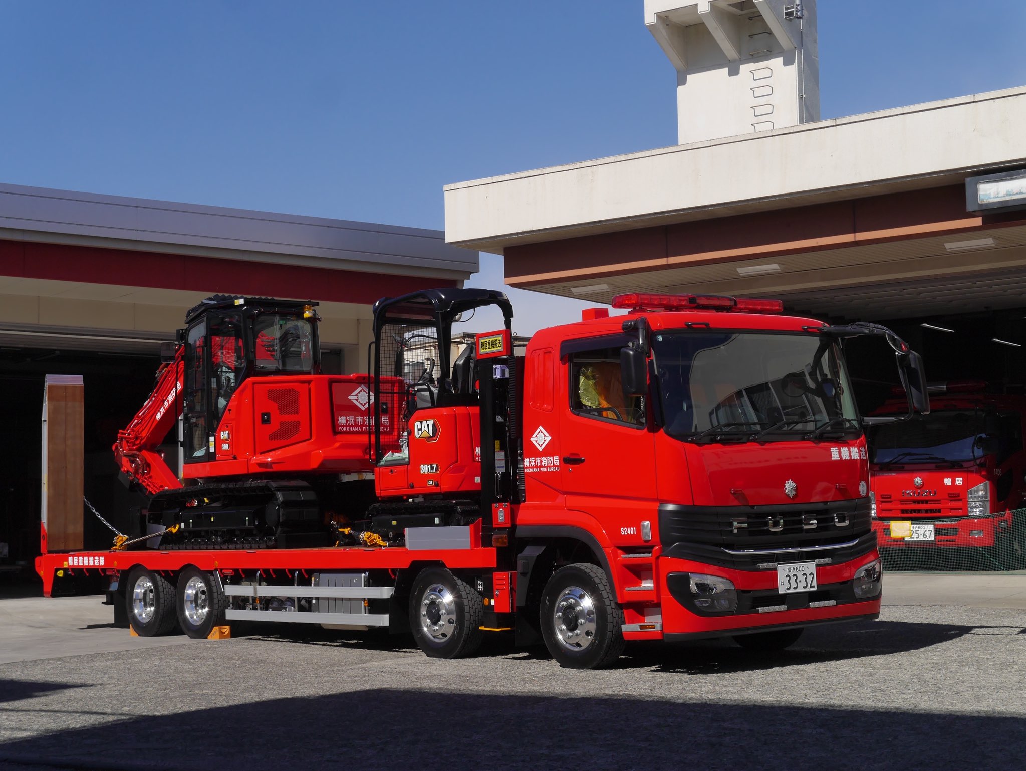 15.1t積み重機運搬車でZX135USOS（15t）の新車を運搬させて