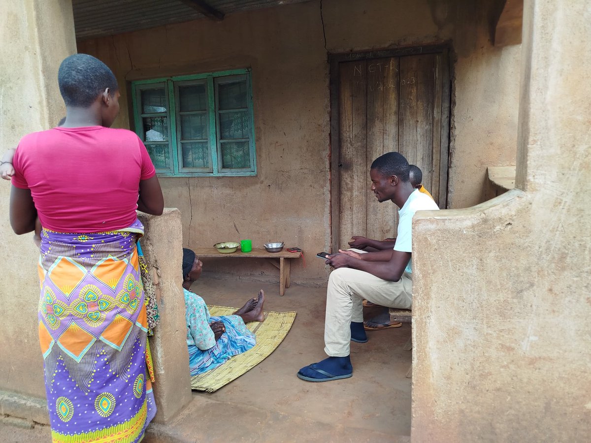 bicomalawi's tweet photo. Enumerators collecting data.
Onchocerciasis MDA coverage survey.
Mwanza District. https://t.co/vKBKTdHcff