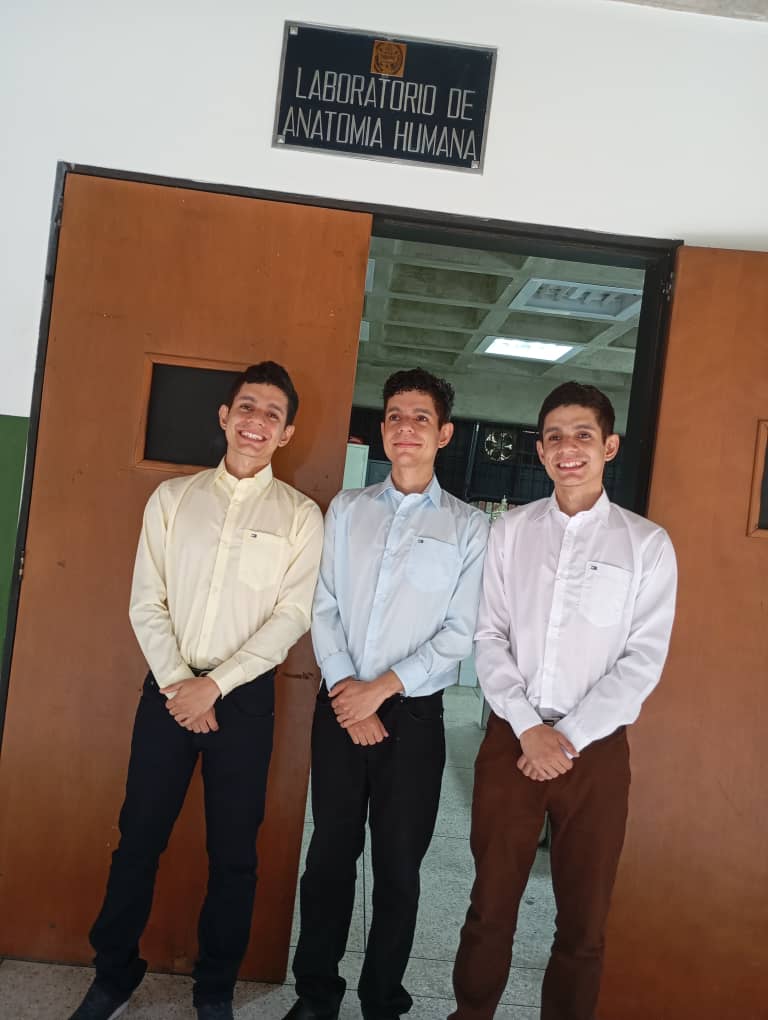 Desde un rincón del #Táchira le desean estos hermosos trillizos Halmar Eduardo, José Gregorio y Halmar José un buen sábado.
Ya son médicos cirujanos #ULA #Táchira graduados con los máximos honores de su promoción.
Aplausos, muchos aplausos para los hermanos Morales Maldonado.