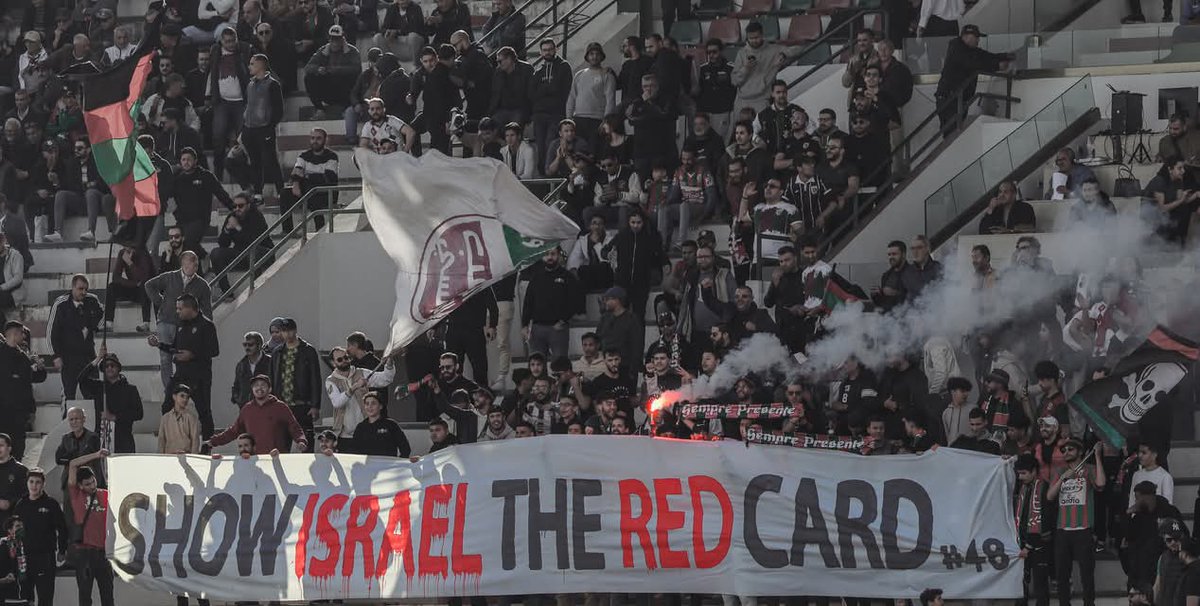 veroUltra216's tweet photo. La campagne, initiée par les ultras du #Celtic, s'est propagée jusqu'à Bardo.
Le message "Show Israel the red card", déployé par #Kaotic lors du match contre #ESS
#UV216 https://t.co/m0TJCvhCuD