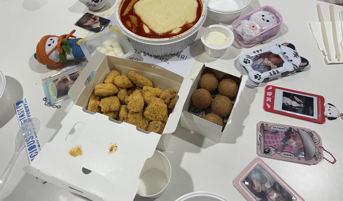 rabbit_kch's tweet photo. 채롬소녀 (혀니로 24시) 모임 ^.^
오늘도 24시간 수다 떨 준비 완.

(채코미 언니 보고 잇음 ㅋ)

#채롬레터 https://t.co/ClpWhBSlFB