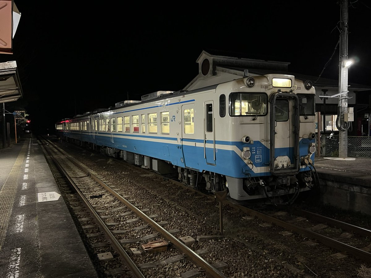 222tamatama's tweet photo. 高松1833発徳島（2109着） 行き #363D 普通列車で終点徳島まで向かってます。
編成は徳島方からキハ40 2142＋キハ47 145＋キハ40 2108です。
 讃岐相生から大坂峠を原型エンジンを唸らせ越えて徳島県に入り板東で6分停車です
#国鉄型車両
#キハ47
#キハ40
#JR四国
#四国再発見早トクきっぷ
#BROS1991 https://t.co/tuJmA6VNR4