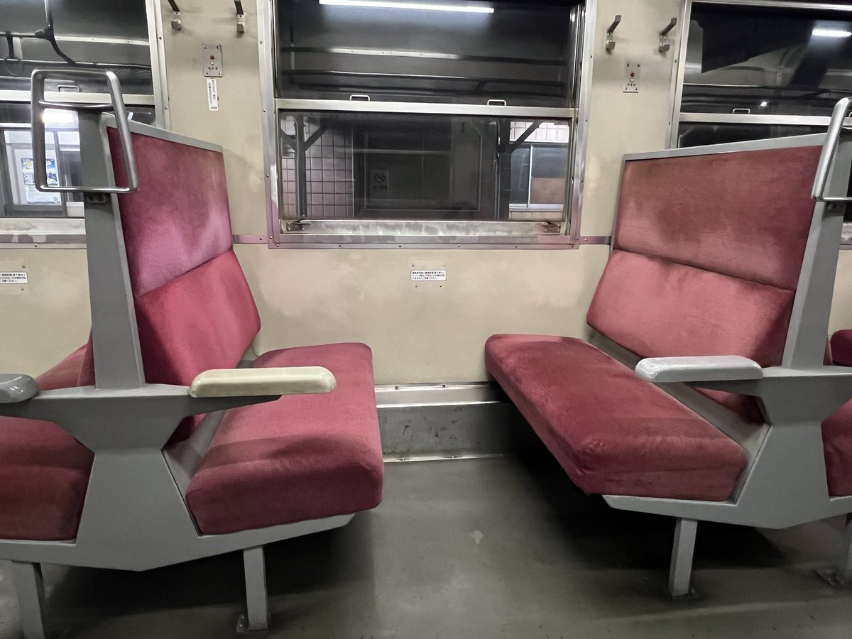 222tamatama's tweet photo. 高松1833発徳島（2109着） 行き #363D 普通列車で終点徳島まで向かってます。
編成は徳島方からキハ40 2142＋キハ47 145＋キハ40 2108です。
 讃岐相生から大坂峠を原型エンジンを唸らせ越えて徳島県に入り板東で6分停車です
#国鉄型車両
#キハ47
#キハ40
#JR四国
#四国再発見早トクきっぷ
#BROS1991 https://t.co/tuJmA6VNR4