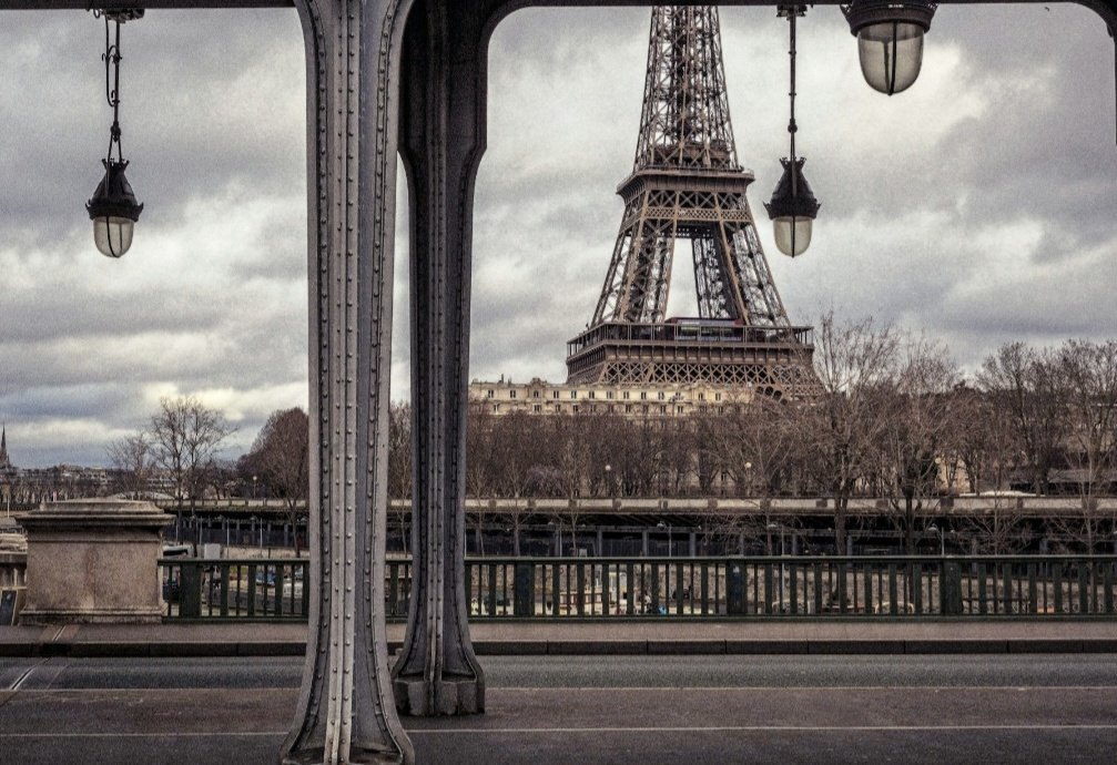 Rainy skies over the city...#Paris #Travel #SaturdayVibes #France #eiffeltower #architecture #Saturday #Parisjetaime  📸   Goffredo Croplalanza  💖💞