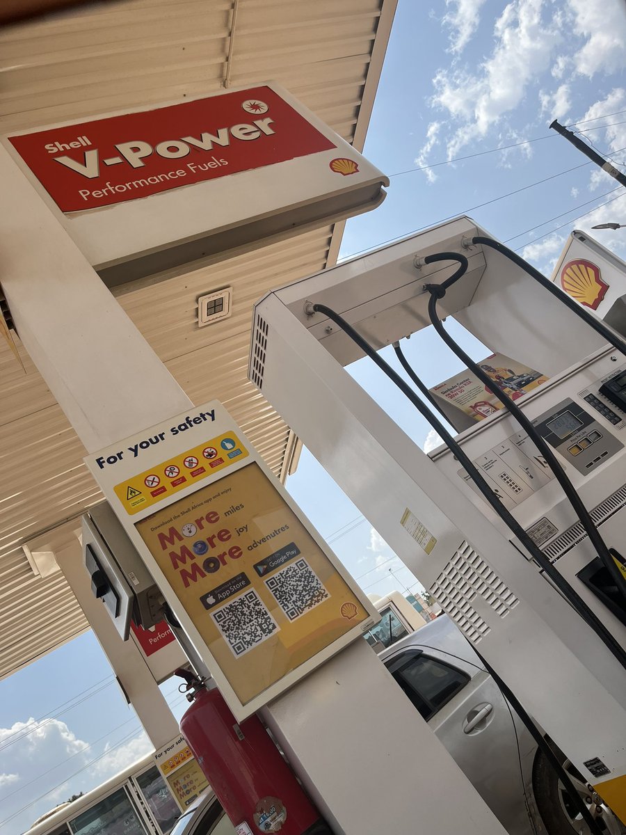 Fwallu1920's tweet photo. Ka Shell V-Power Mubude 😎
Same price as Shell FuelSave 

Lets all attack Shell Fuel stations for the best fuel countrywide 

#ShellVPowerWeekends https://t.co/4YWTZwQPEU